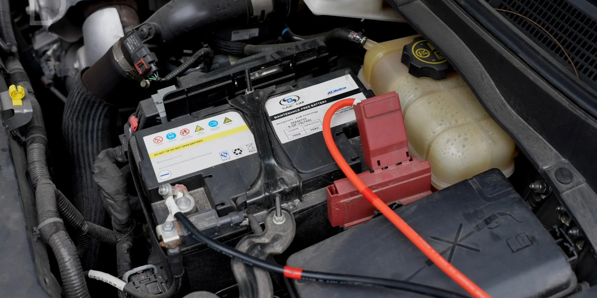 BLUETTI Charger 1: Recarga la estación de energía portátil mientras conduces